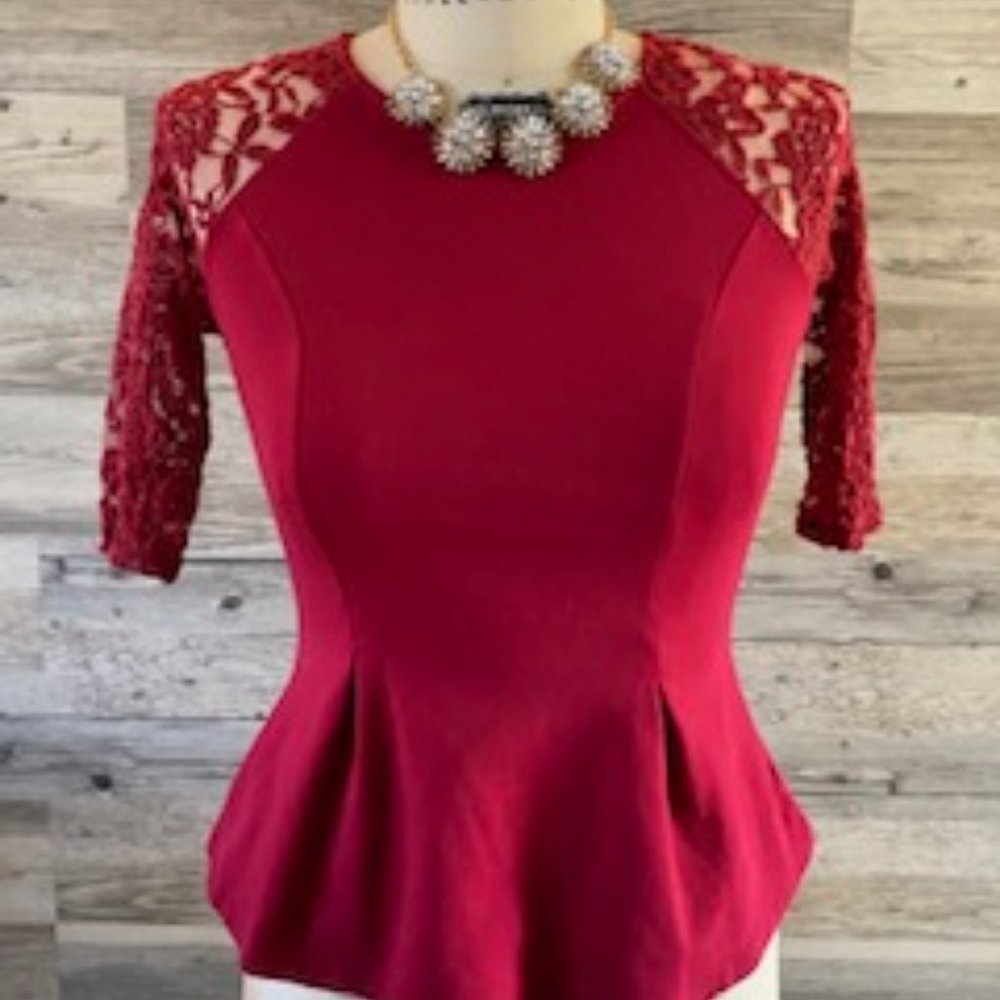 MONTEAU KNIT LACE RAGLAN TOP SIZE SMALL